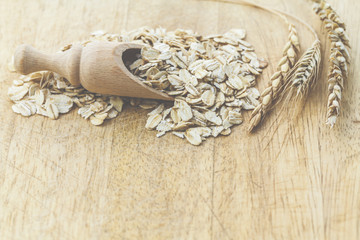 Nahaufnahme - Vollkornhaferflocken in leckerer Bio-Qualität. Gesundheit auf dem Tisch. 