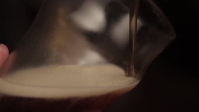 In a pub, serving craft beer, foreground.
En un bar, cerveza artesanal tirada, primer plano