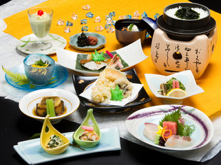 会席　和　　肉　サラダ　鯛　料理　肉　刺身　鮪　天婦羅　調理　懐石　盛り付け　デザート　味噌汁　和食　釜飯　ご飯　鍋　日本　雅　和紙　陶器　海老　白飯　野菜　雅　新鮮　汁