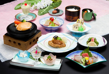 会席　和　ステーキ　ハンバーグ　アワビ　サラダ　鯛　料理　肉　刺身　鮪　天婦羅　調理　懐石　盛り付け　デザート　味噌汁　和食　釜飯　ご飯　鍋　日本　雅　和紙　陶器　海老　白飯　野菜　雅　新鮮　汁
