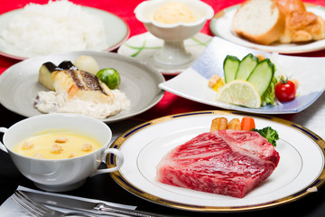 食事　牛肉　ステーキ　パン　アイス　バニラ　野菜　肉汁　料理　赤身　会席　飛騨牛　霜降り　焼　おいしそう　アップ　ズーム　和食　旅行　ご飯　人気　日本　ホテル　旅館　宿　料理長　おすすめ　陶器　懐石　ごちそう　美味　にんじん　出汁　あったか　冬　no1  肉料理　洋　コーンスープ　子供　焼肉　サーロイン　ビーフ　きゅうり