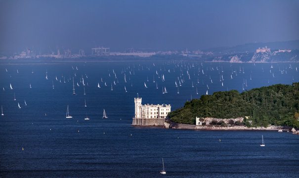 Castello di Miramare di Trieste, con le barche a vela e sullo sfondo il Castello di Duino, panorama friulano