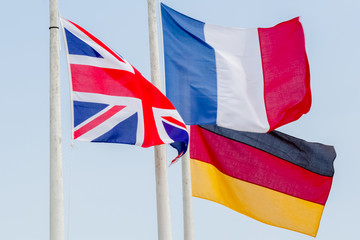 drapeaux anglais, français et allemand 