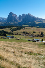 Eine Wanderung auf der Seiser Alm im Herbst bei blauem Himmel