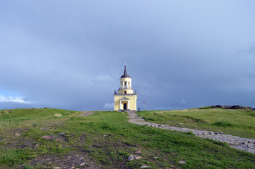 Fototapeta na wymiar Сторожевая башня на вершине Лисьей горы в городе Нижний Тагил
