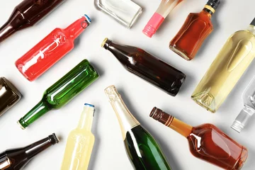Photo sur Plexiglas Bar Bouteilles avec différentes boissons alcoolisées sur fond clair, mise à plat