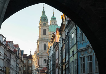 Obraz premium Veduta della chiesa di San Nicola ed edifici del centro storico di Praga, Repubblica Ceca