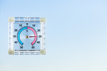 Naklejka premium outdoor thermometer on home window and blue sky