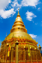 Fototapeta premium golden pagoda in lamphun thailand