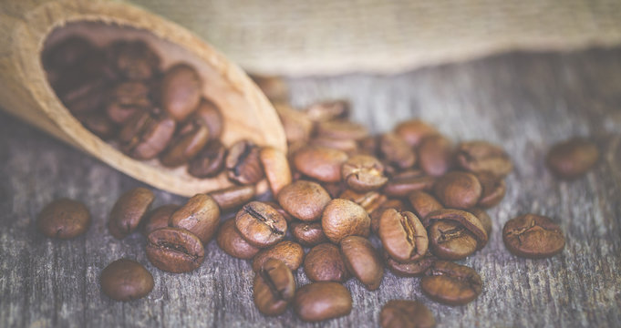 Pause? Wie w&auml;rs mit einem Kaffee? Eine Kaffeem&uuml;hle und Kaffeebohnen auf einem Tisch  - Bistro und Kaffee Ambiente 