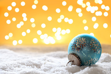 blaue Weihnachtskugel vor Bokeh Hintergrund