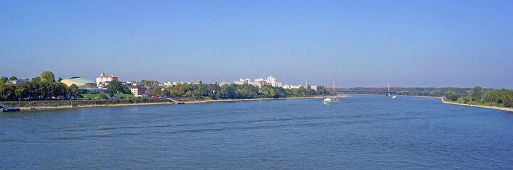 Fototapeta premium BONN am Rhein mit Rheinblick Richtung Köln 