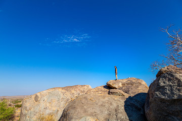 Fototapeta premium Femme debout sur rochers montagne Namibie
