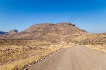 Route en terre de Namibie Montagne chemin 