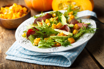Roast beef salad with pumpkin