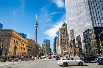 Rushhour an den belebtesten Kreuzungen von Toronto. Finanzviertel im Hintergrund.