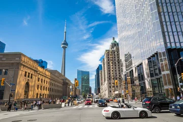 Crédence de cuisine en verre imprimé Toronto Heure de pointe aux intersections les plus achalandées de Toronto. Quartier financier à l& 39 arrière-plan.