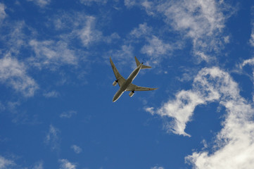 Fototapeta na wymiar 秋の青空を上昇していく旅客機