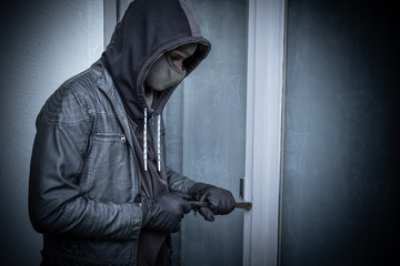 Einbrecher hebelt an Tür