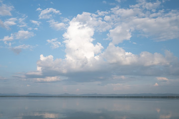 Fototapeta na wymiar clouds and blue sky over the lake.