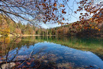 Langbathsee mit bunten Laubbäumen und Herbstblättern, an einem wunderschönen Herbsttag