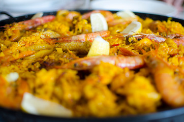 PAELLA DE MARISCO Y POLLO