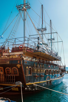 Piratenschiff l&auml;dt zu Ausfl&uuml;gen ein
