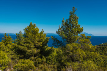 Blick auf das blaue mittelmeer