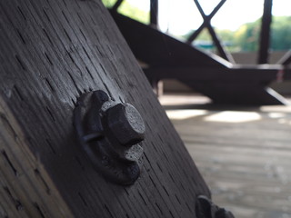 Holzbalken mit Schraube/Mutter einer Covered Bridge