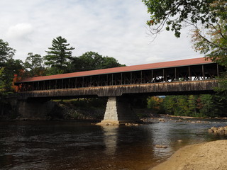 Saco River Covererd Bridge von der Seite, New Hampshire