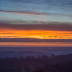 Obraz premium Misty Sunrise over the Derbyshire Hills