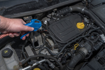 Motorraum vom Auto mit Druckluftpistole ausblasen