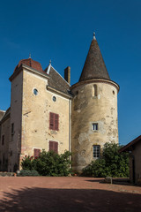 Donjon du Château de Varennes à Quincié en Beaujolais à l' automne ,  rhône , France