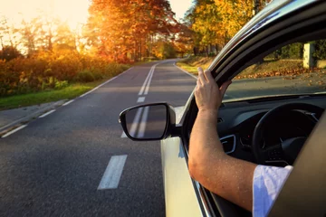 Papier Peint photo Lavable Voitures rapides Voyagez en voiture sur une route vide d& 39 automne