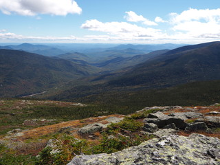 Blick auf die White Mountains mit Steinen im Vordergrund, New Hampshire