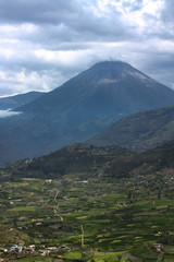 Fototapeta premium Wulkan, las i wioski w Ekwadorze