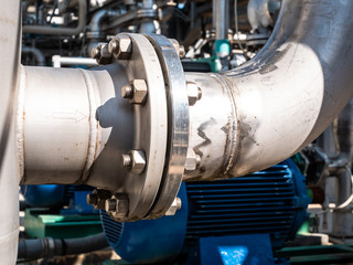 focus on coupling with heavy metal flange