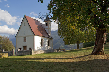 hist. Kirchlein am Keschtnweg bei Feldthurns, Südtirol