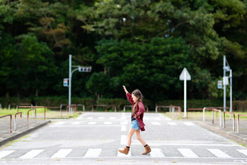 横断歩道を歩く女の子