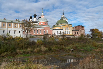 Fototapeta na wymiar Троицкий Белопесоцкий монастырь в Ступино.