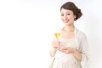 お酒を飲む女性