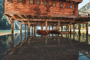 Ausflug zum Pragser Wildsee (Lago di Brais) im Herbst bei blauem Himmel