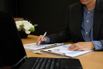 Obraz premium businessman working with document. startup man analyze financial data at workplace.