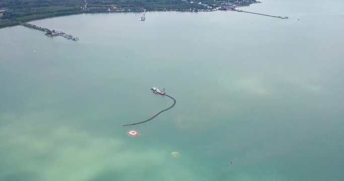 A private compay 's sand extractionship  is sucking sand from the the gulf of Thailand near the Chang Island in Trad province since the company gets  a concession from the government.