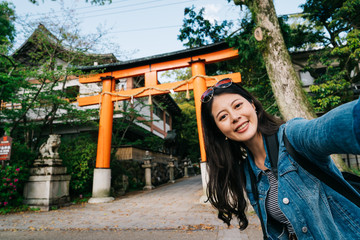 Fototapeta premium traveler putting fashion sunglasses on her head