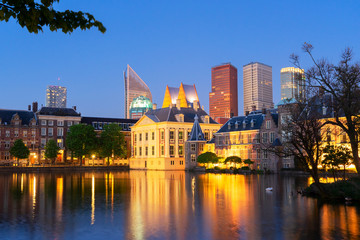 Fototapeta premium Mauritshuis illuminated and reflecting in pond at night, Netherlands
