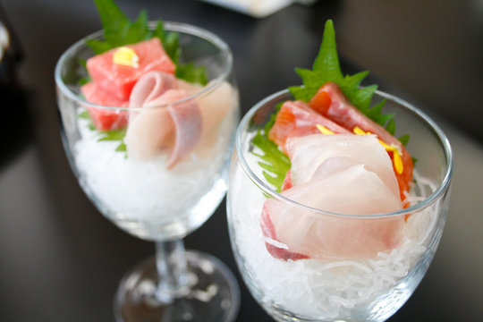 会席 魚 海 はまち 冬 刺身 お造り アップ グラス おしゃれ ズーム 料理 調理 懐石 盛り付け 和食 日本 雅 野菜 雅 一品 大葉 Stock Photo Adobe Stock