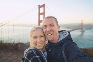 Paar zum Sonnenuntergang an der Golden Gate Bridge | Kalifornien