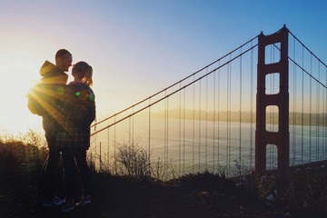 Paar zum Sonnenuntergang an der Golden Gate Bridge | Kalifornien