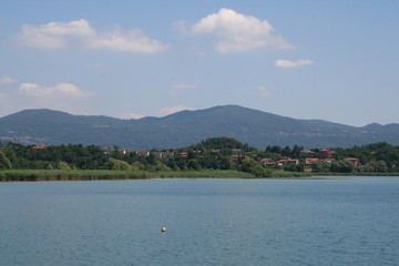 Sotto il cielo e sopra l'acqua